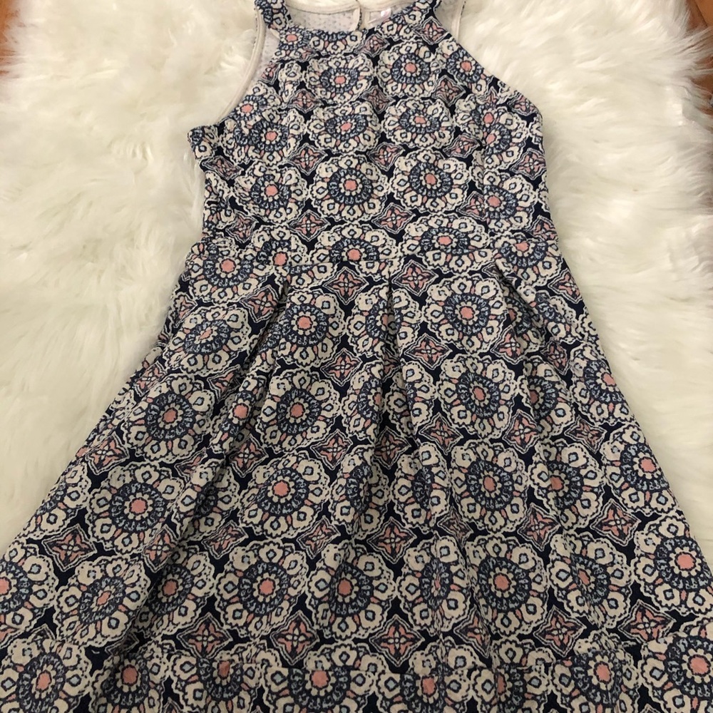 Super cute floral dress!